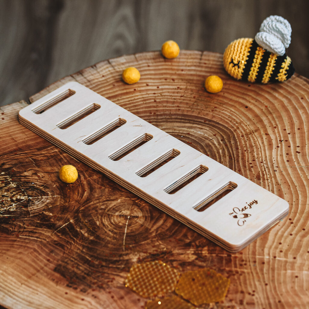 stojak-drewniany-the-beejoy-panel-sensoryczny-heksagon-sensoryczny-sciezka