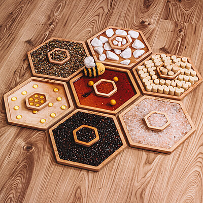 sciezka-sensoryczna-zestaw-sensoryczny-heksagony-terapia-reki-stymulacja-dloni-i-stop-sensoryka-naturalna-panel-sensoryczny-sensoryka-naturalna-the-beejoy